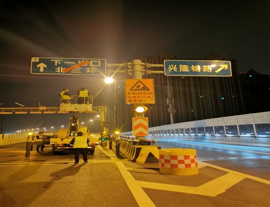 渭南郑州市北三环彩虹桥交通标志牌安装现场